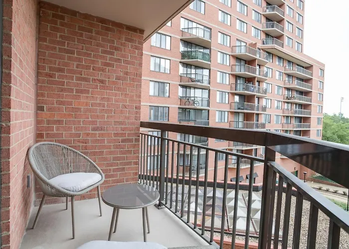 Modern & Charming Apt With Rooftop @Pentagon City